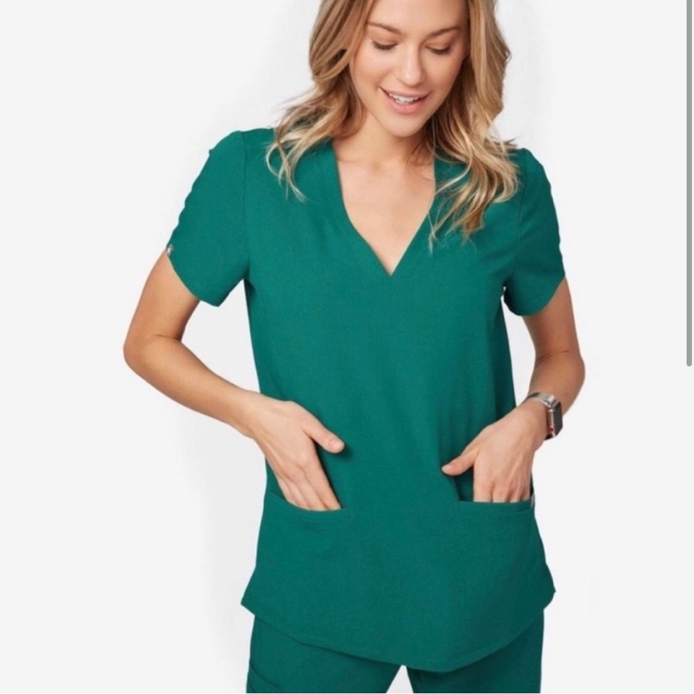 Figs Short Sleeve V-Neck Scrub Top in Teal